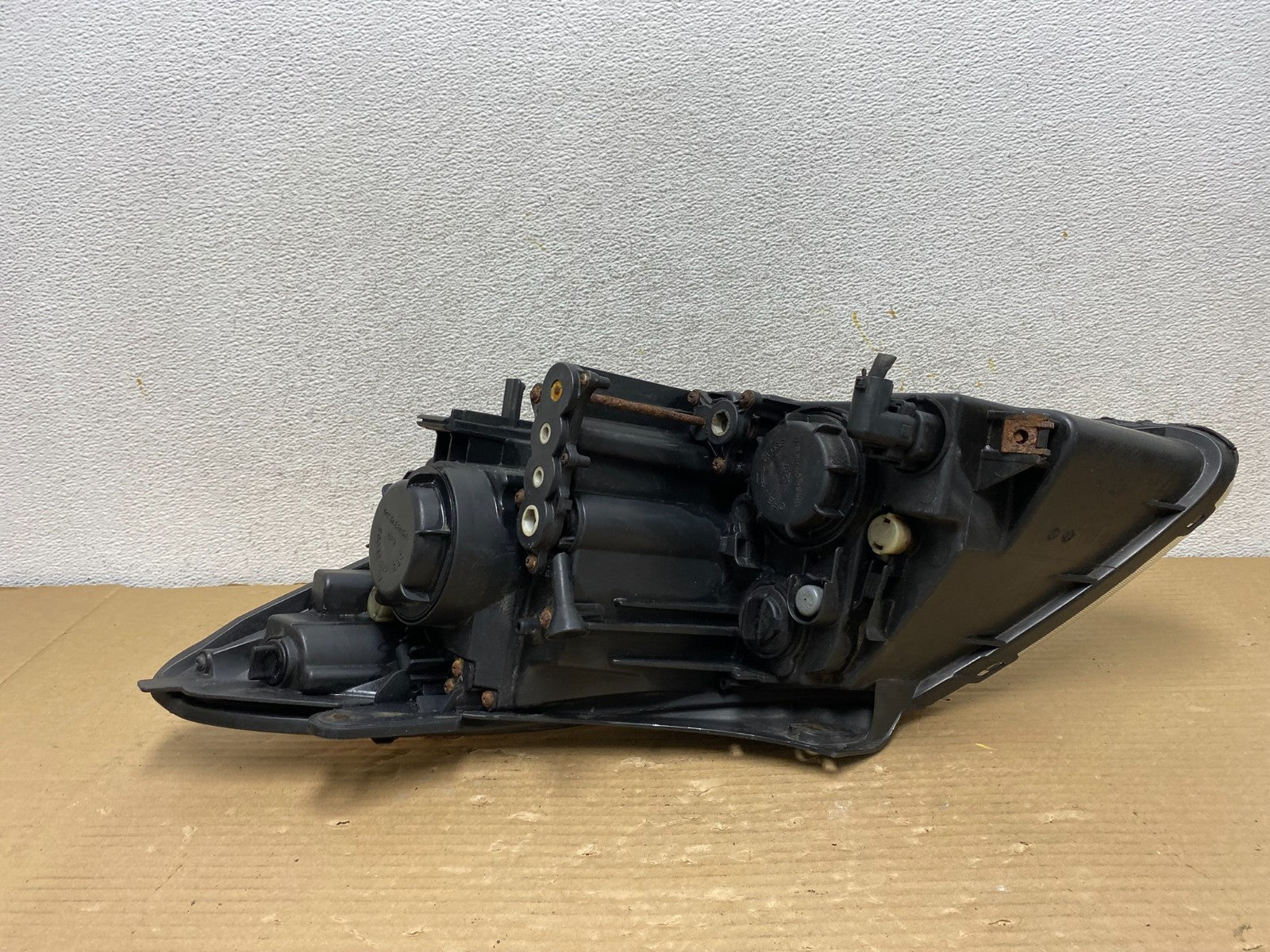 2007 to 2012 Hyundai Veracruz Right Passenger RH Headlight Halogen AH0556 DW7