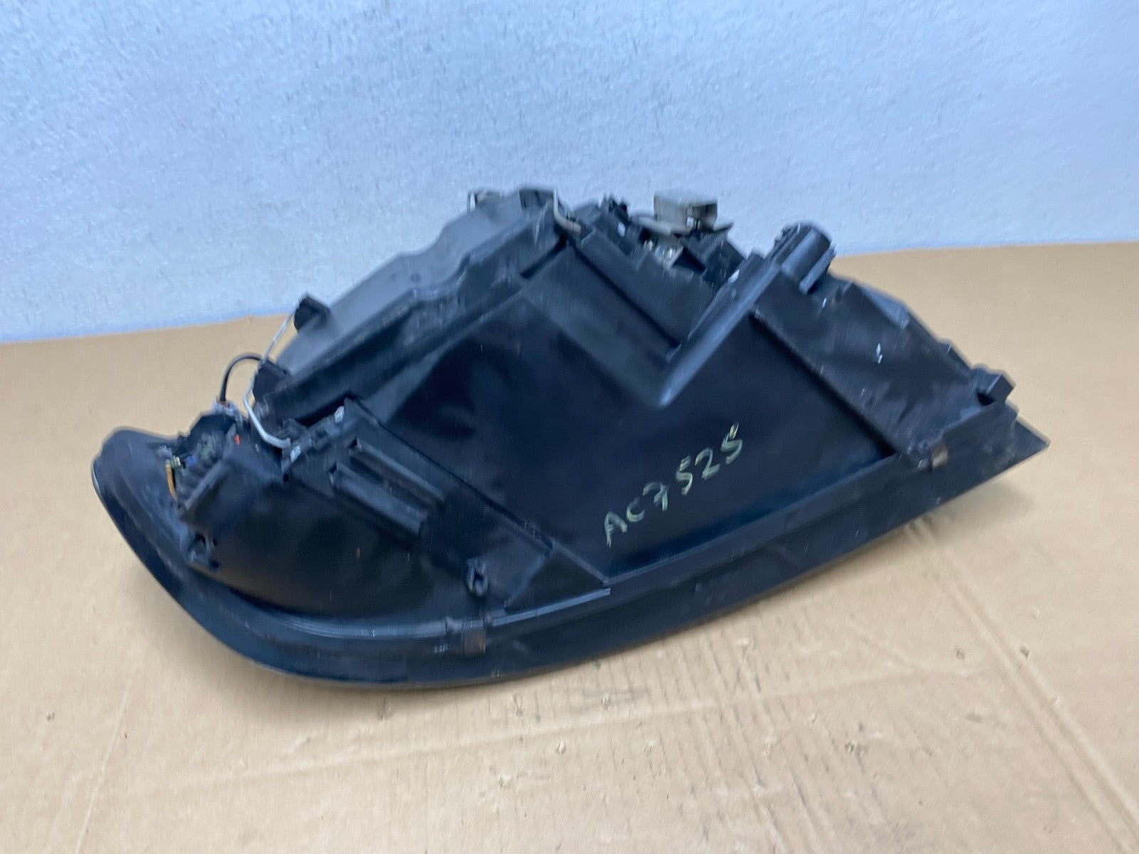 2004 to 2007 Volvo S40 Left Driver LH Side Headlight AC7525 DW6