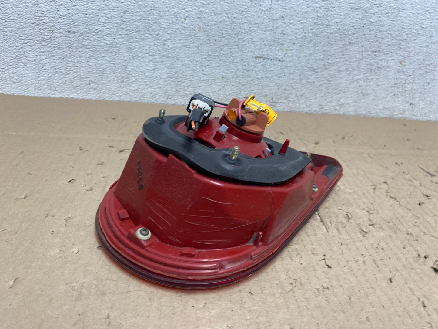 2004 2005 2006 Kia Amanti Right Passenger Side Tail Light Inner OEM J9118 KC4