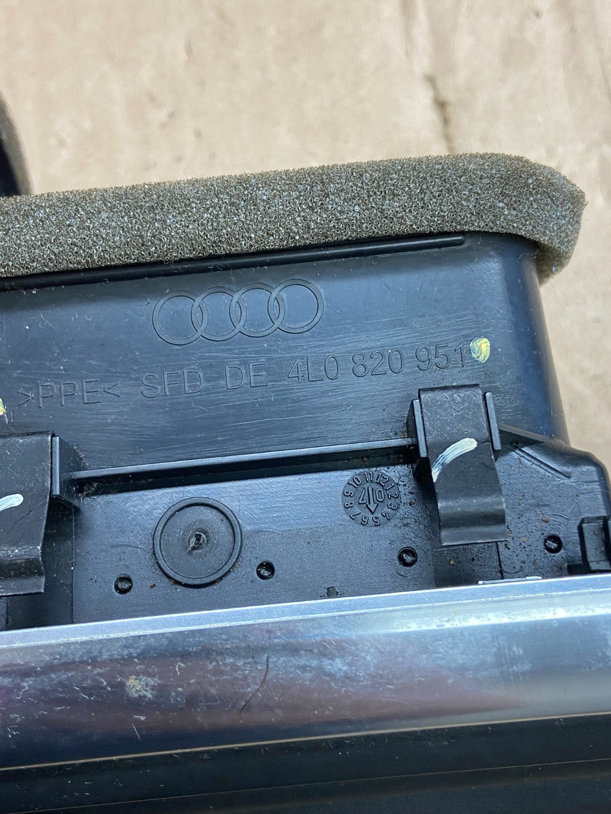 2007 to 2015 AudI Q7 Center Dashboard Air Vent AI6089 DG4