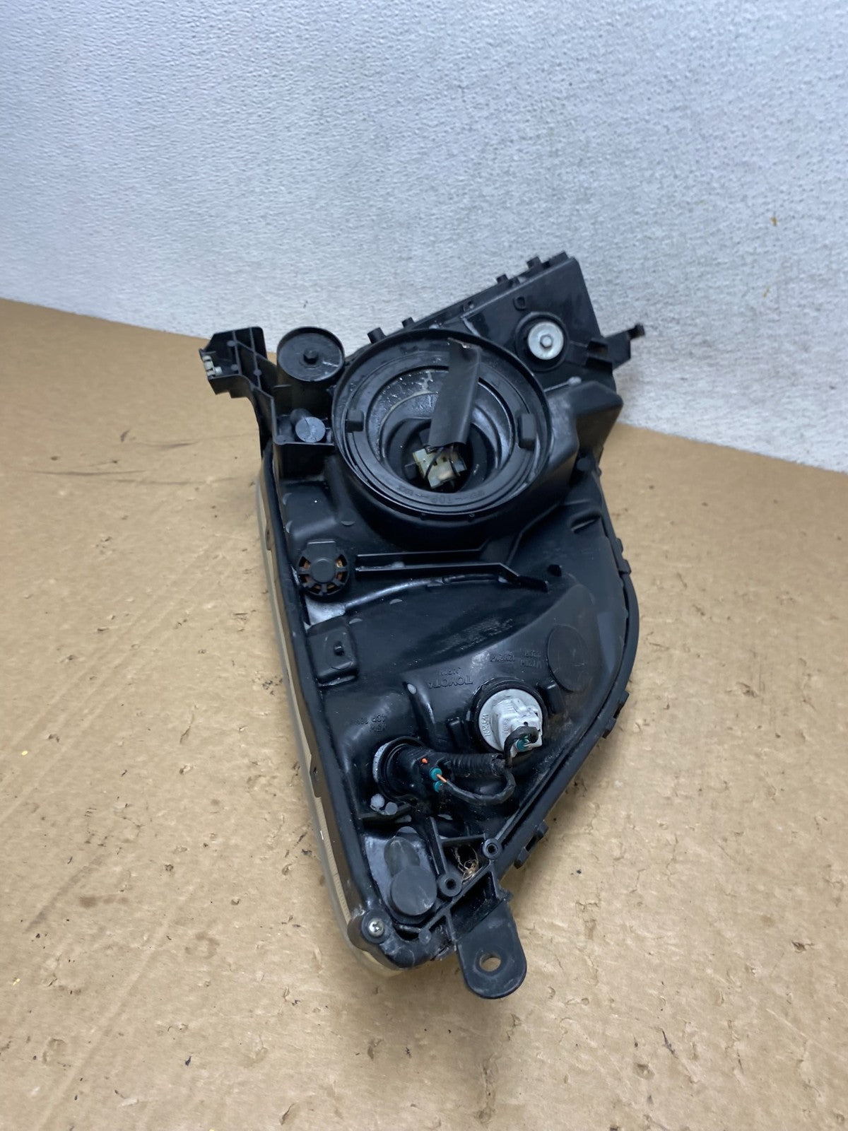 2004-2005 Toyota Prius Right Passenger RH Halogen Headlight AG1363 DW6