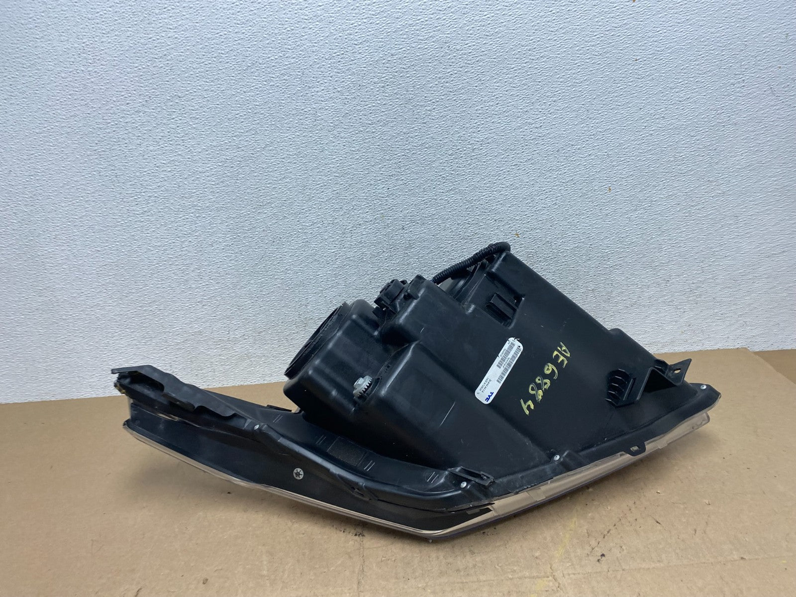 Halogen 2010 to 2016 Cadillac SRX Right Passegner Side Headlight TYC AE6884 DW7
