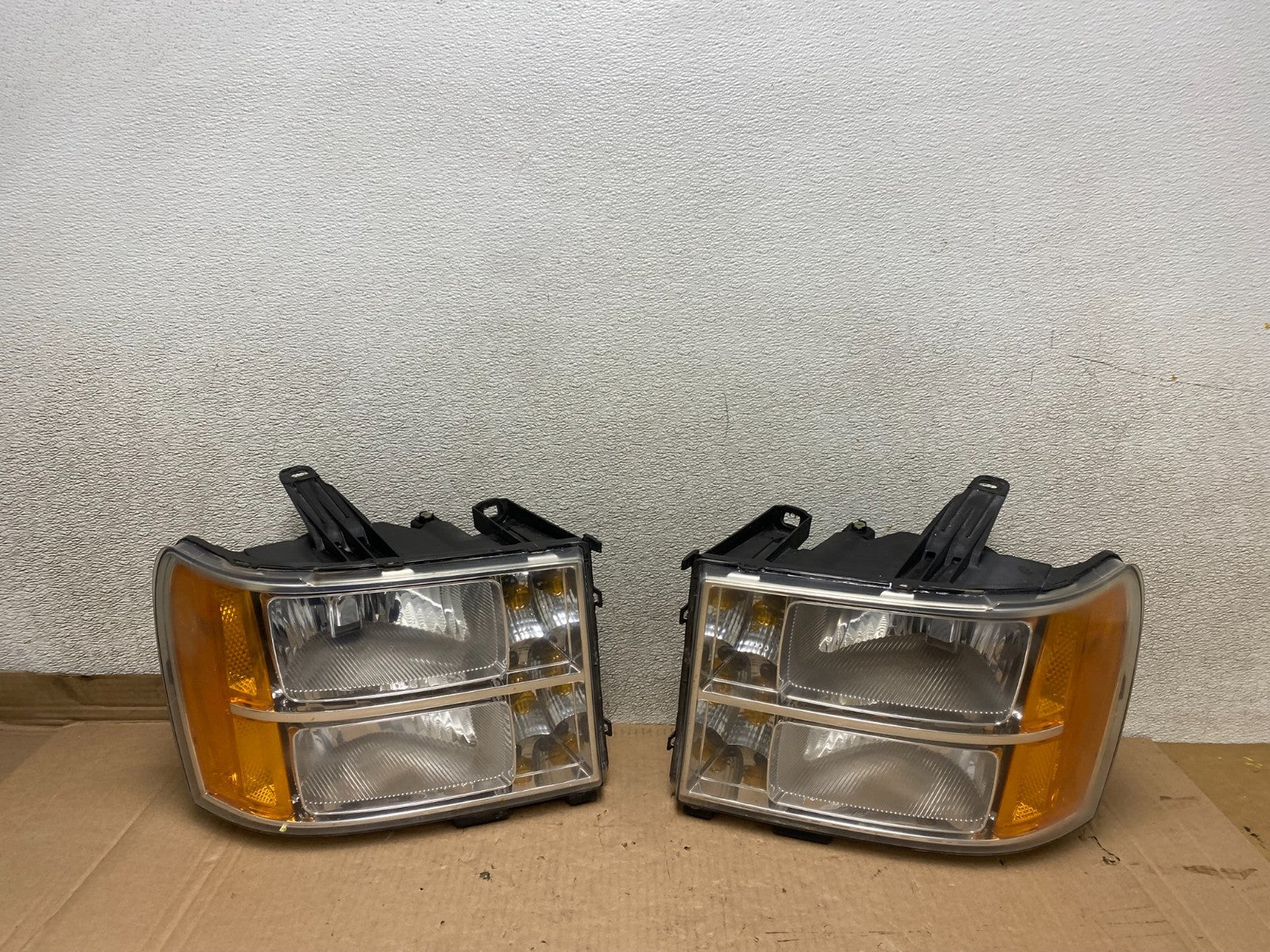 2007 - 2014 GMC Sierra Left+Right Halogen Headlights U8455 DW0