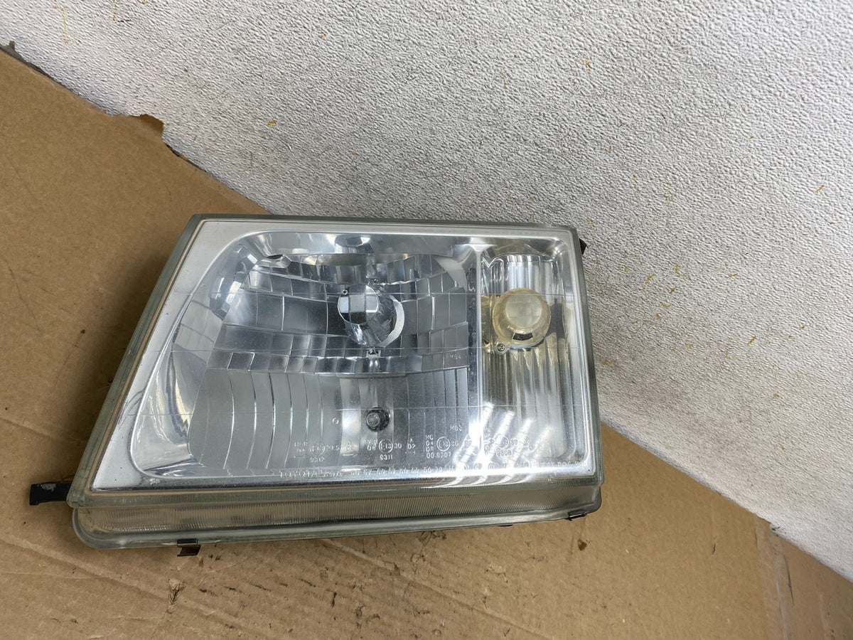 1998 to 2005 Toyota Land Cruiser Left Driver LH Headlight Halogen AH8152 DW0