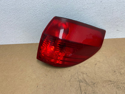 2004-2005 Toyota Sienna Right Passenger Rh Side Tail Light AC3084 LK0