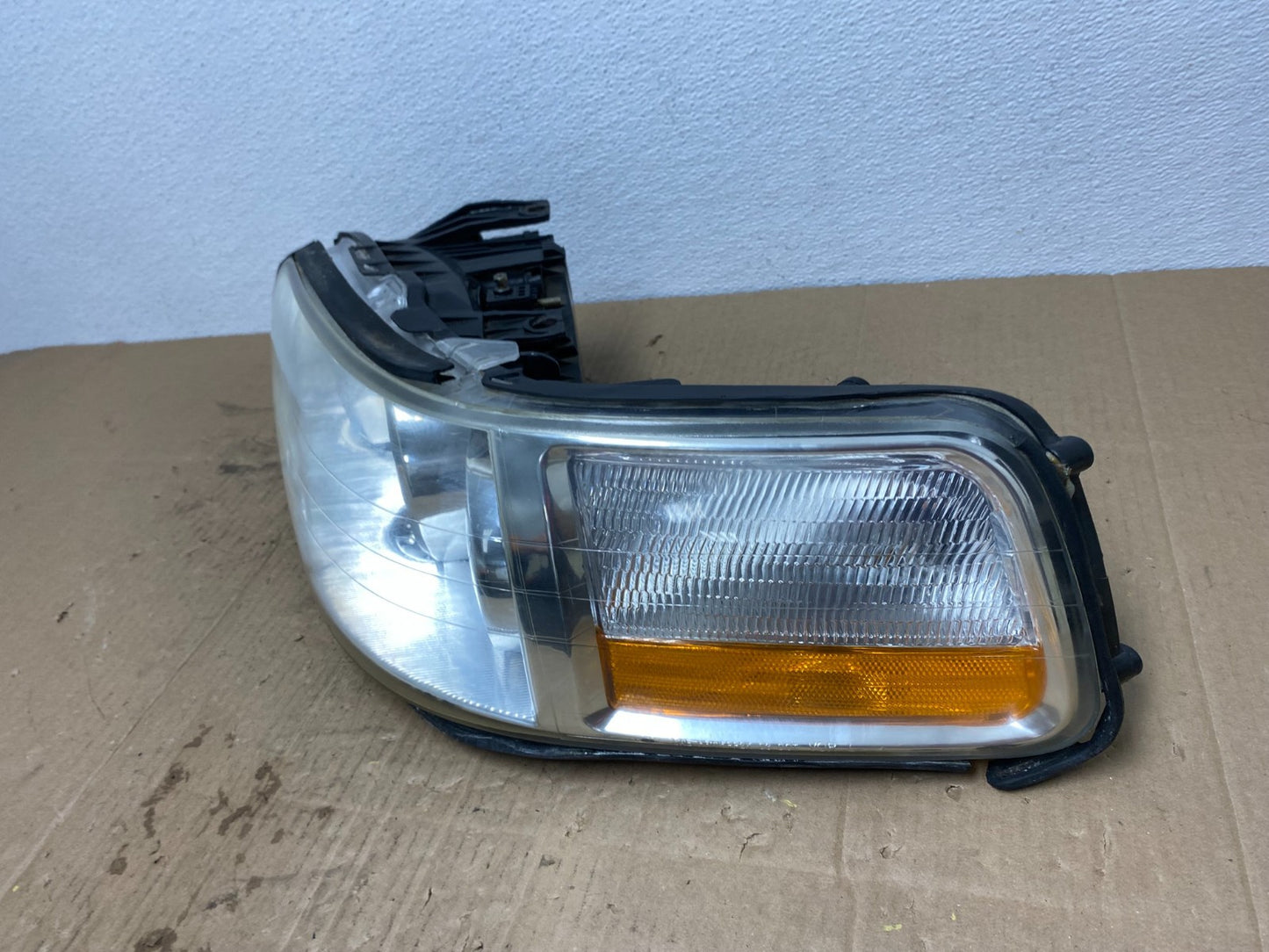 2005 to 2011 Lincoln Town Car Left Driver LH Side Headlight AB8365 DW1