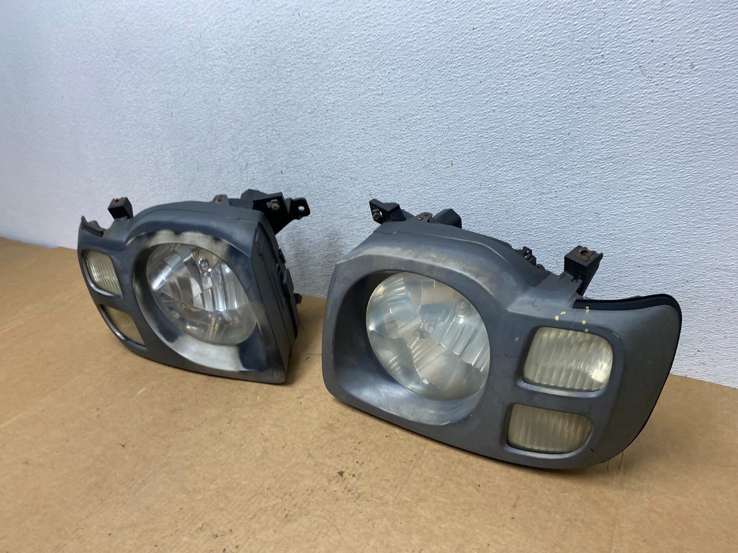 2002 2003 2004 Nissan Xterra Left+Right Side Headlights AE3089 DW1