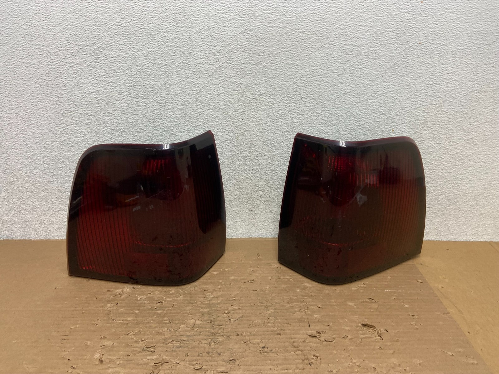 2003 to 2006 Lincoln Navigator Left+Right Side Tail Lights AD4391 DW0