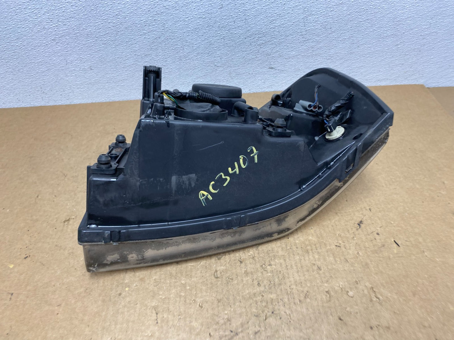 2002 to 2009 Gmc Envoy Right Passenger RH Side Headlight Halogen AC3407 DW7