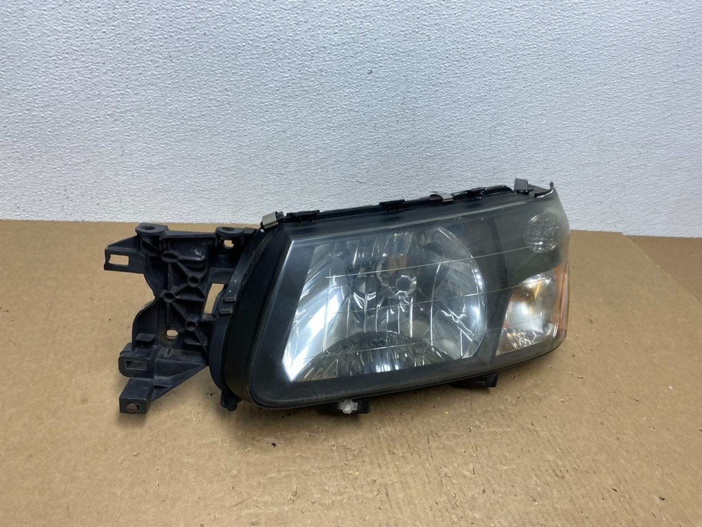 2003 2004 Subaru Forester Left Driver LH Headlight Halogen TYC AC1352 DW2