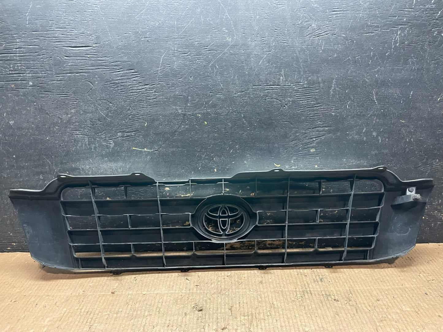 2001 to 2003 Toyota Highlander Front Upper Grille Grill With Emblem OEM Y6638 DG6