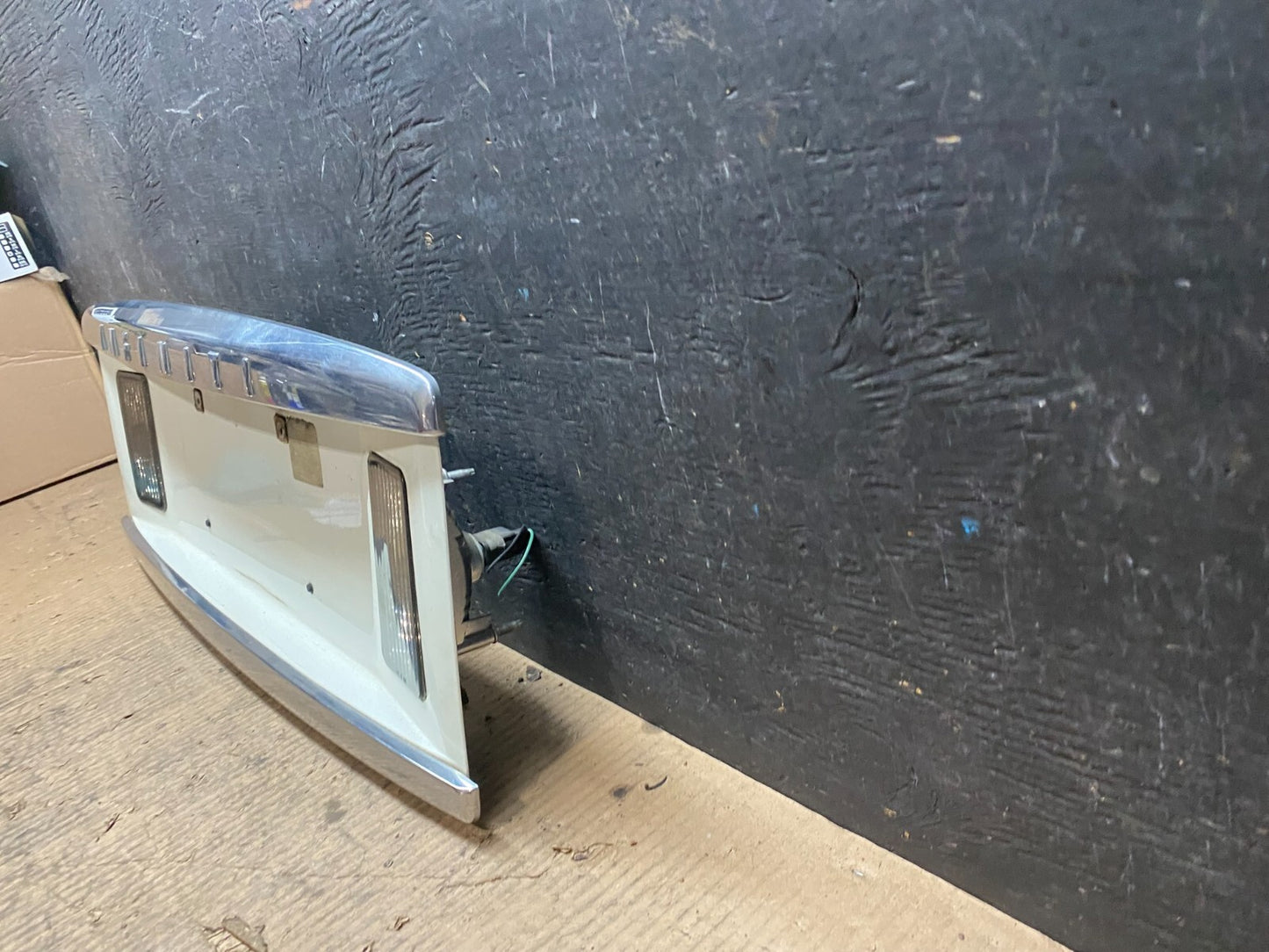 2004 to 2007 Infiniti QX56 License Plate Bracket With Camera N3051 OEM DG1