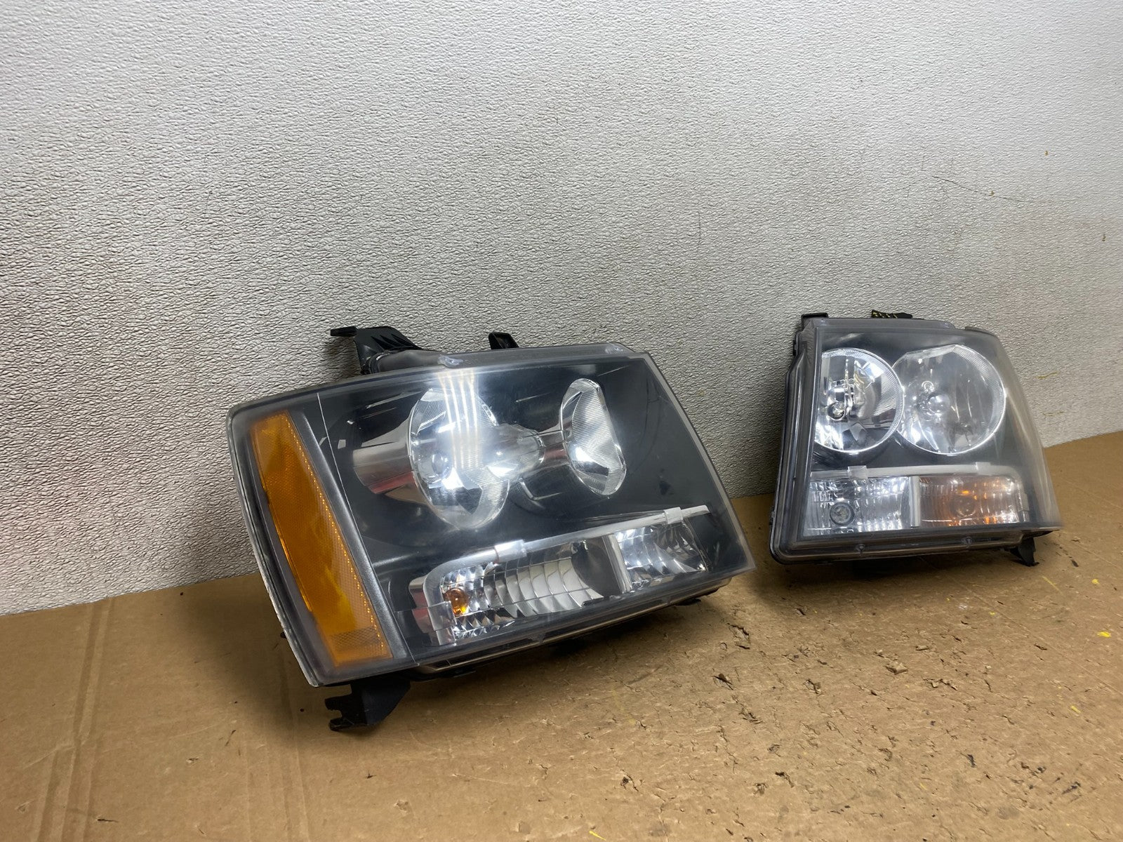 2007 to 2013 Chevrolet Suburban Tahoe Left+Right Set Headlights V8136 DW2