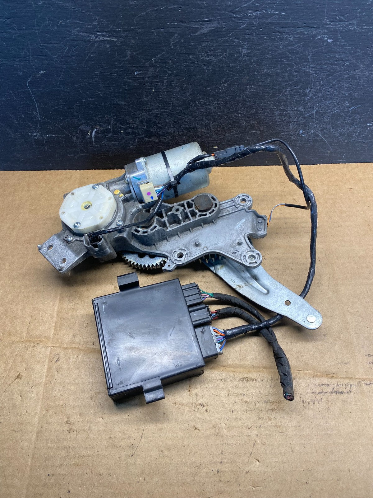 2009-2012 GMC Acadia Power Motor Liftgate Tailgate Control Module AD7317 DG0