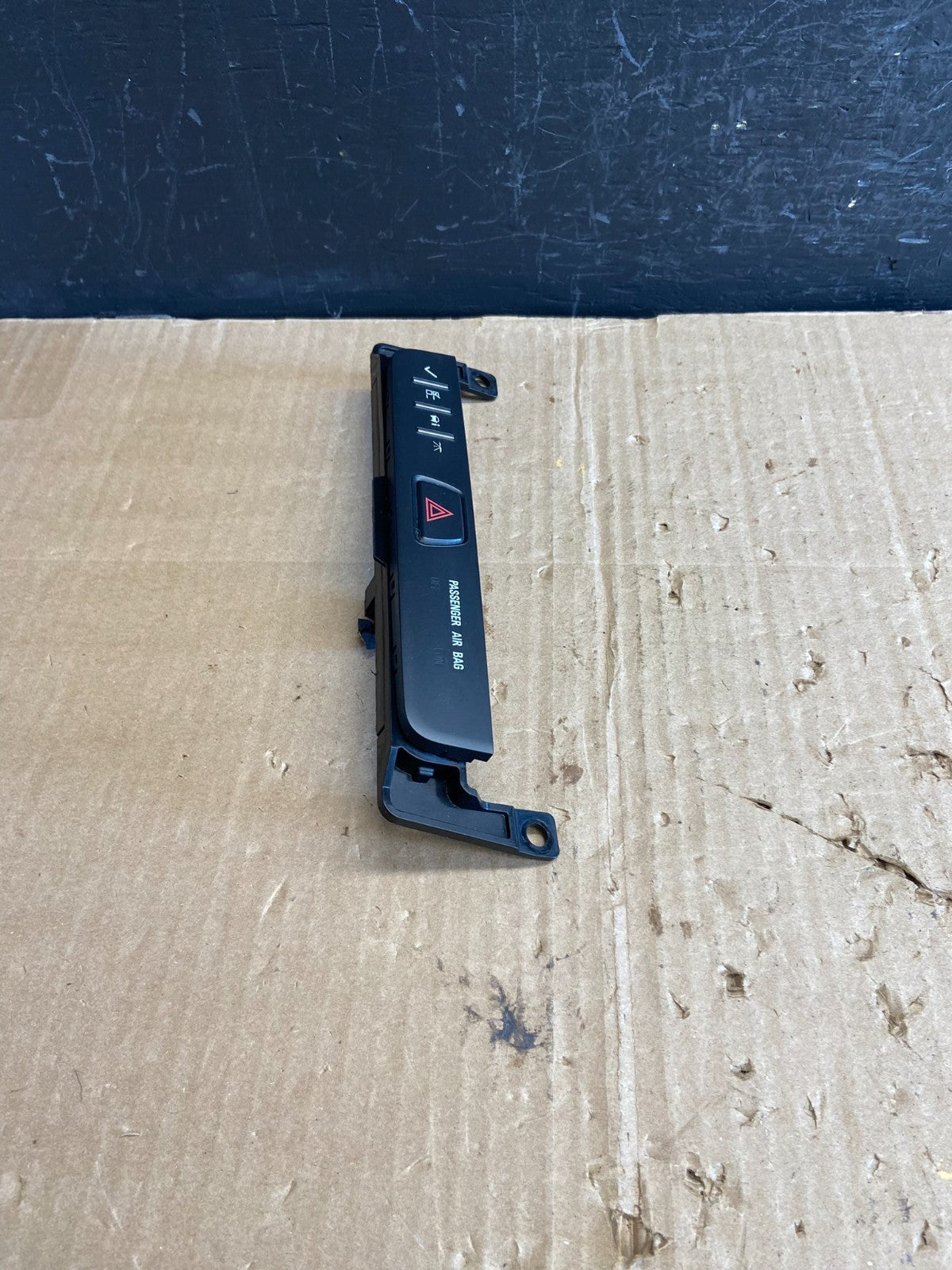 2013 - 2017 Buick Enclave Center Dash Hazard Waring Multi Switch AE1932 DG2
