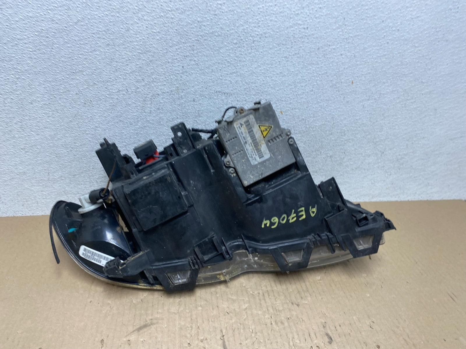 2002 to 2005 BMW 3 E46 Sedan Left Driver LH Xenon HID Headlight AE7064 DW8