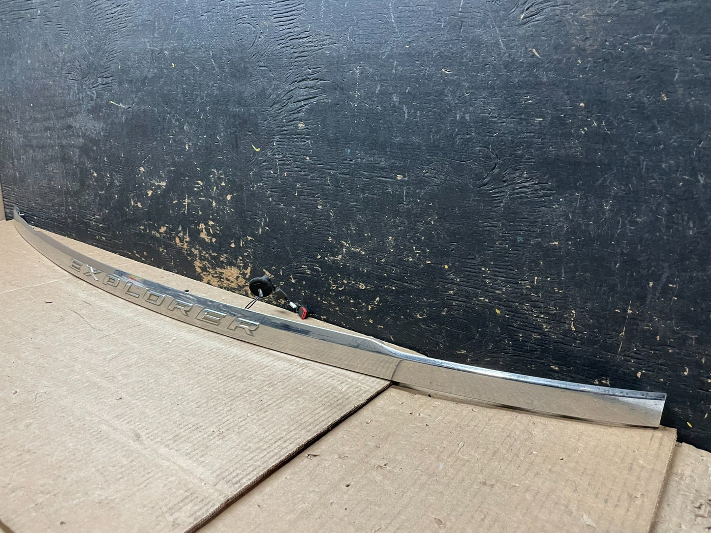 2011 to 2014 Ford Explorer Rear Tailgate Gate Trim Molding W/O Camera Y9461 DG1