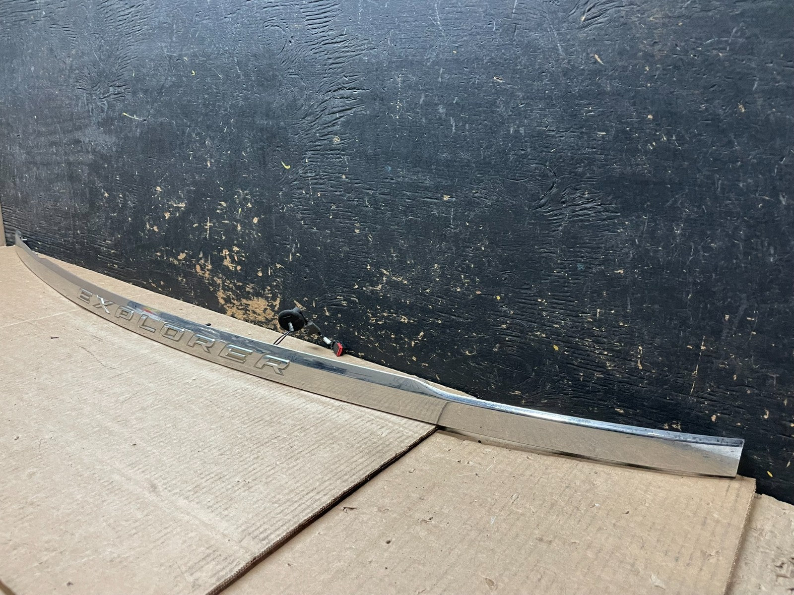 2011 to 2014 Ford Explorer Rear Tailgate Gate Trim Molding W/O Camera Y9461 DG1