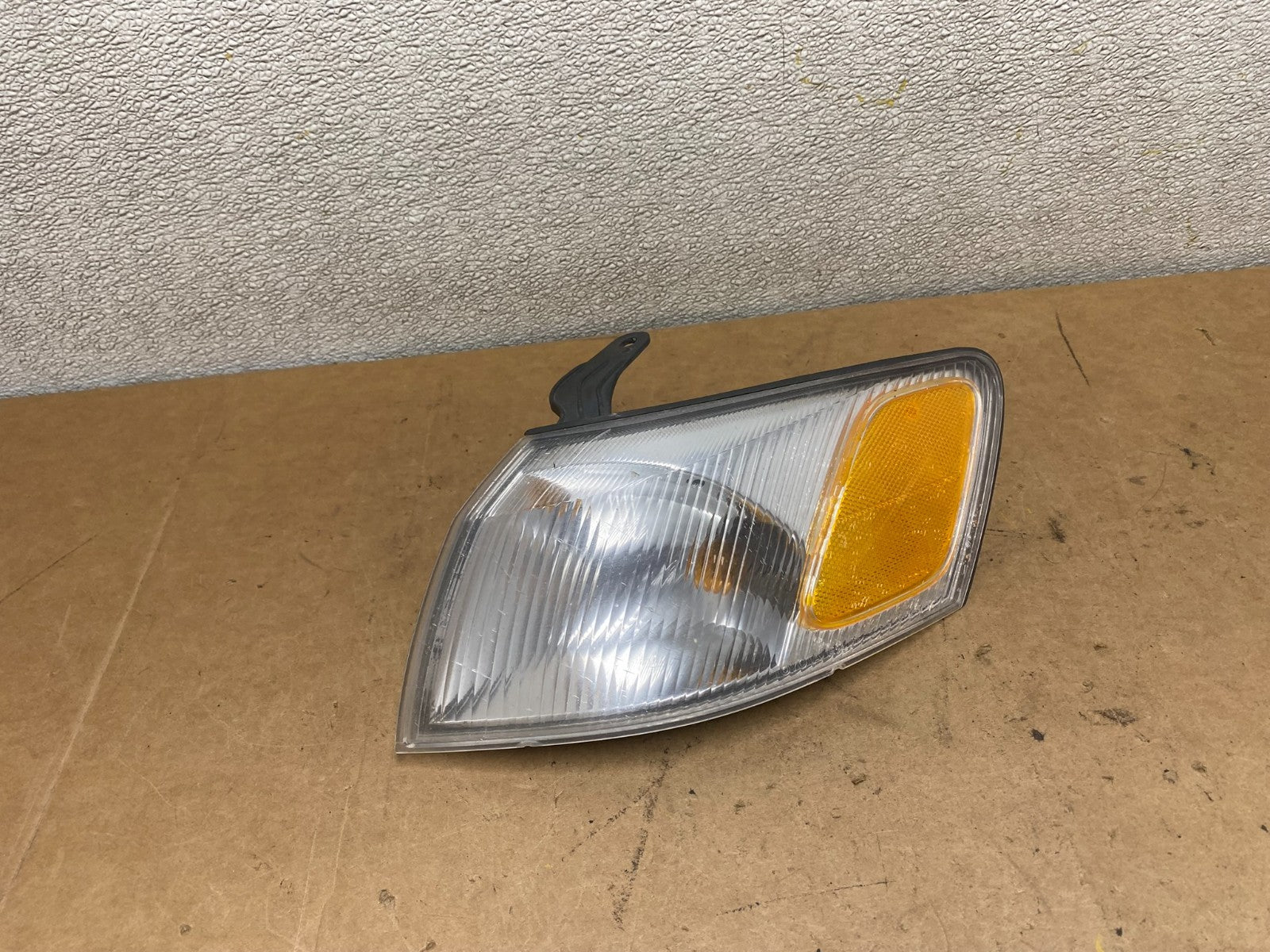 1997 1998 1999 Toyota Camry Left Driver LH Turn Signal X5168 DW0