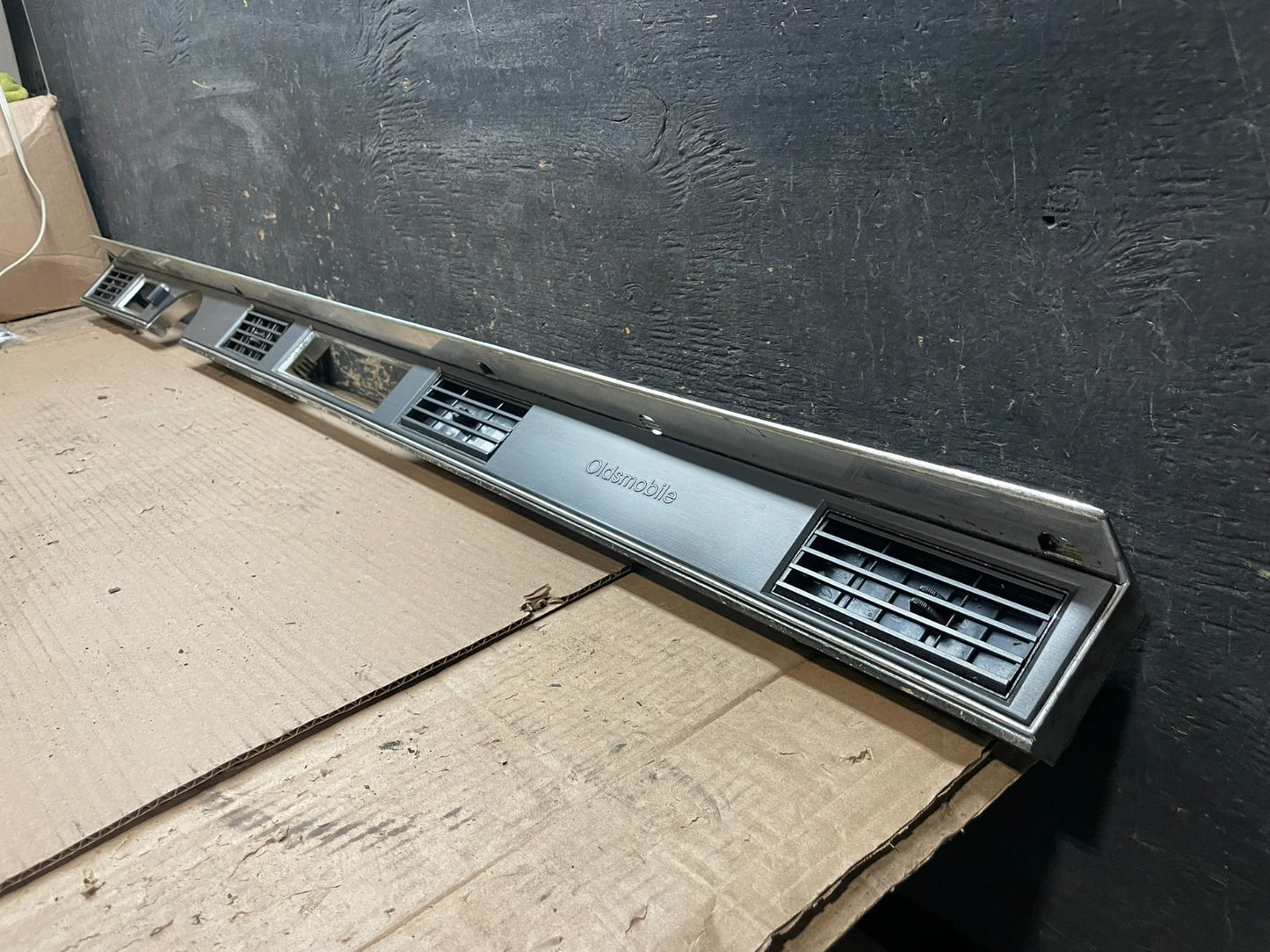 1987 - 1988 Oldsmobile Delta 88 Dashboard Center Trim Panel U7837 DG1