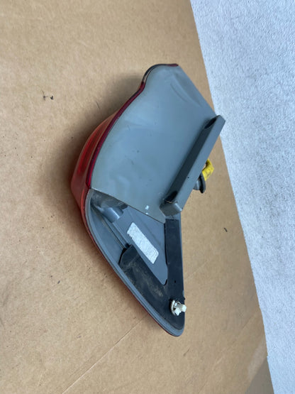 2005- 2007 Toyota Sequoia Right Passenger RH Tail light AE2936 DG4