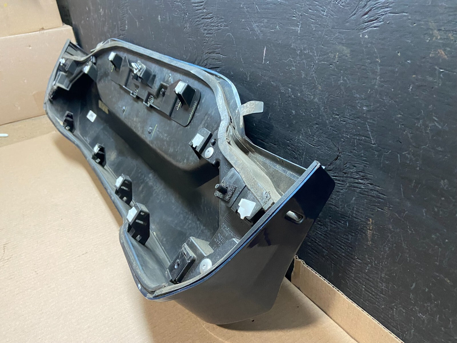 2013 to 2016 Ford Fusion Trunk Tail Gate Panel Molding License Trim OEM E8427 DG7