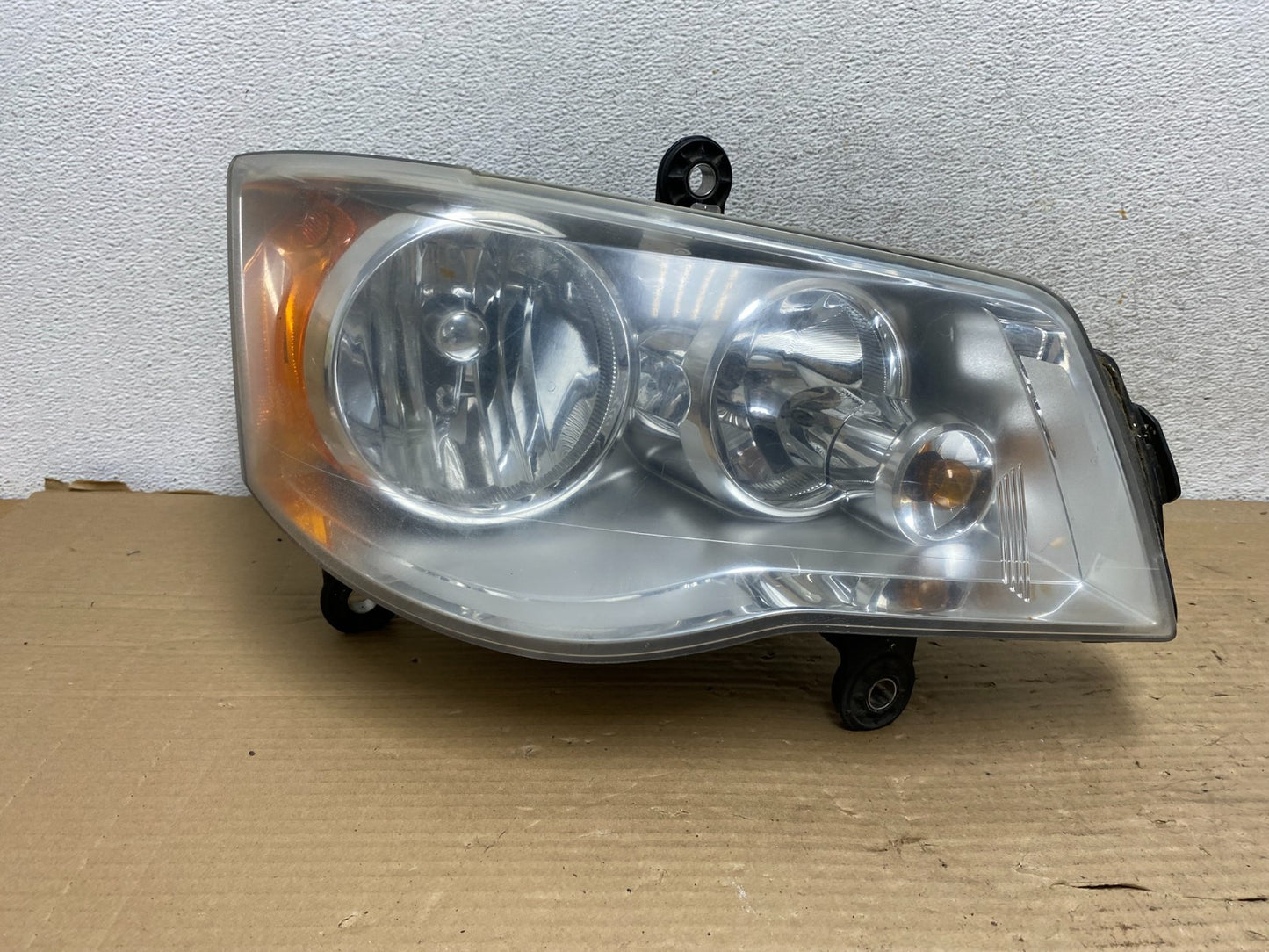 2011 to 2016 Chrysler Town and Country Right Passenger Headlight AG9125 DW0
