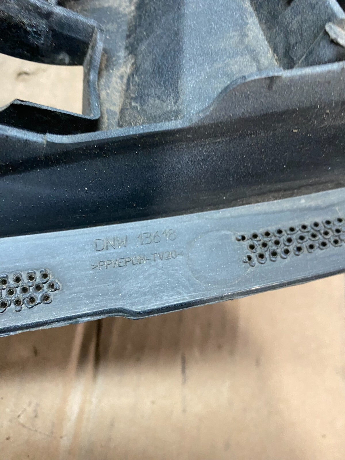 2009 2010 2011 Audi A6 Front Bumper Grille Bracket Retainer G7931 PS7