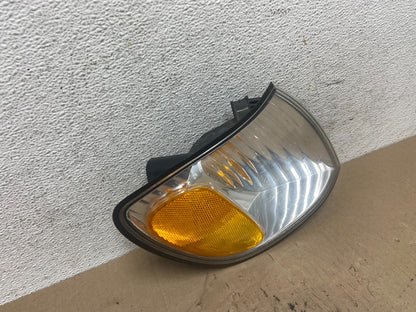 2001 to 2003 Toyota Sienna Turn Signal Right Passenger RH Lamp AF7039 DW2
