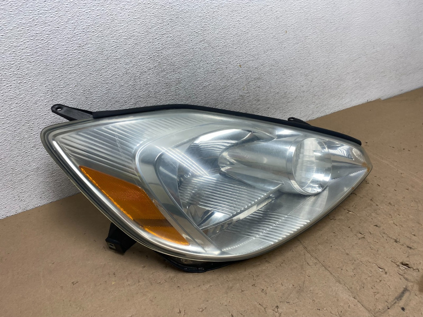 2004-2005 Toyota Sienna Right Passenger Halogen Headlight AG5605 DW2