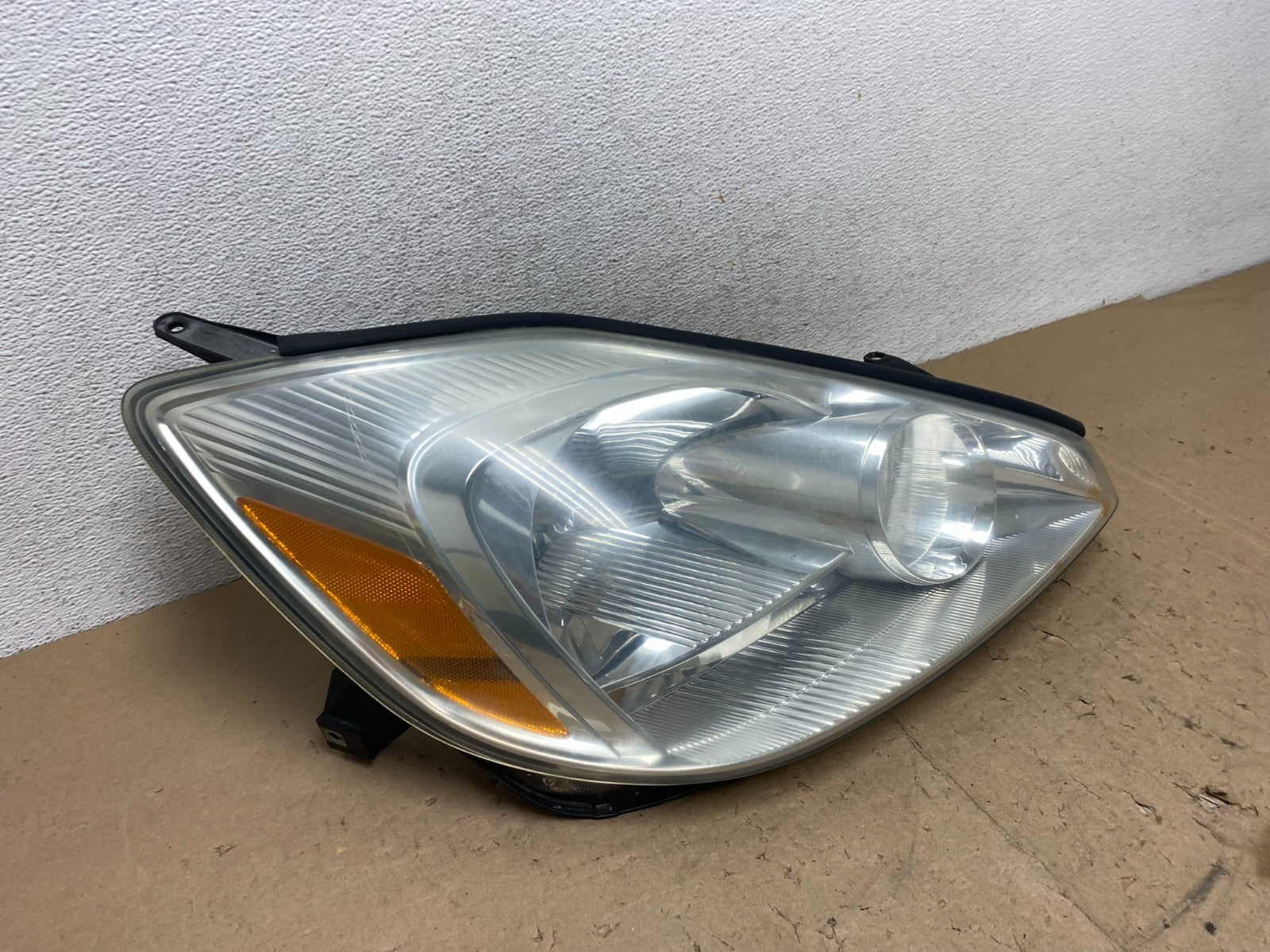 2004-2005 Toyota Sienna Right Passenger Halogen Headlight AG5605 DW2