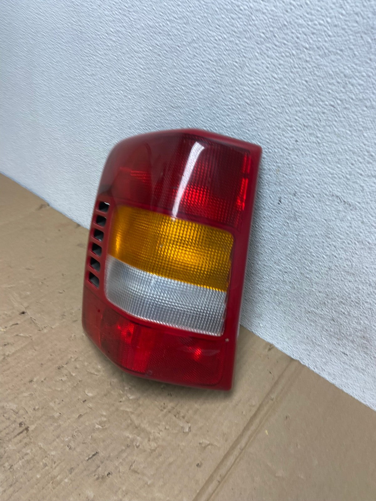 1999 - 2004 Jeep Grand Cherokee WJ Left Driver Lh Tail Light AE9063 LK1