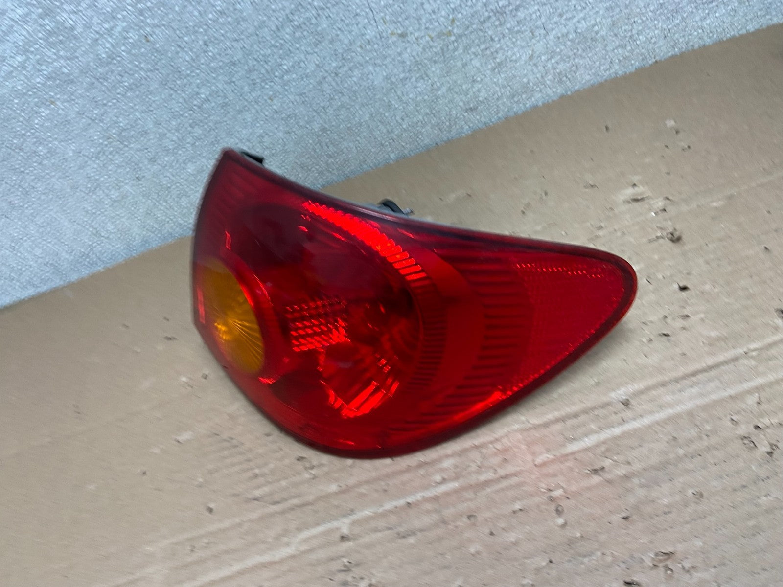 2003 to 2005 Toyota Corolla Right Passenger RH Side Tail Light Oem AB1438 LK1