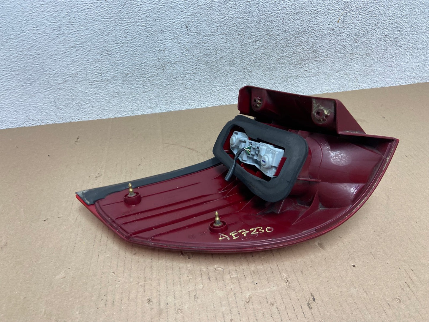 2004-2005 Toyota Sienna Right Passenger Rh Side Tail Light AE7230 LK4