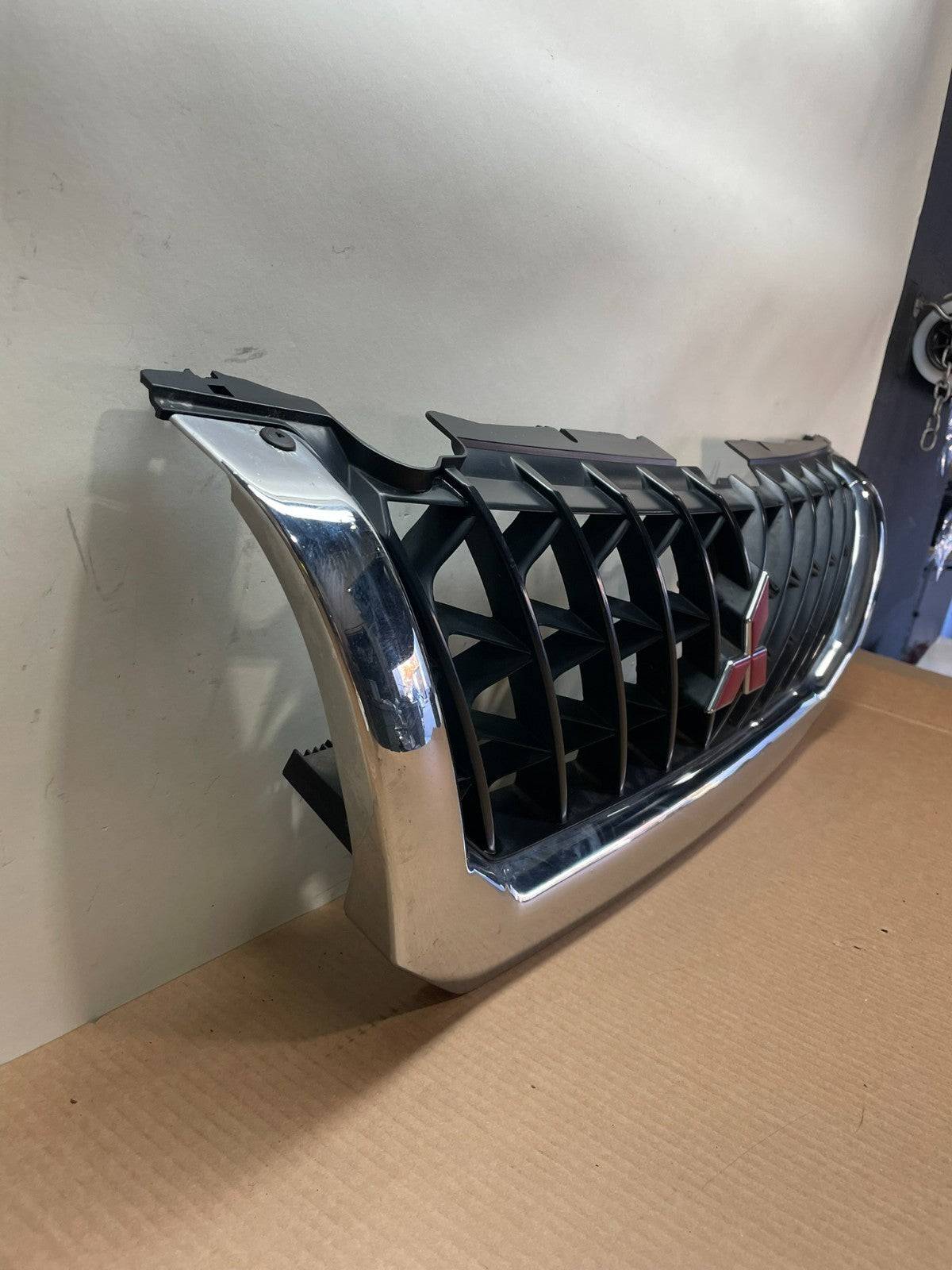 2000 2001 Mitsubishi Montero Front Upper Grill Grille aj1036 DG2