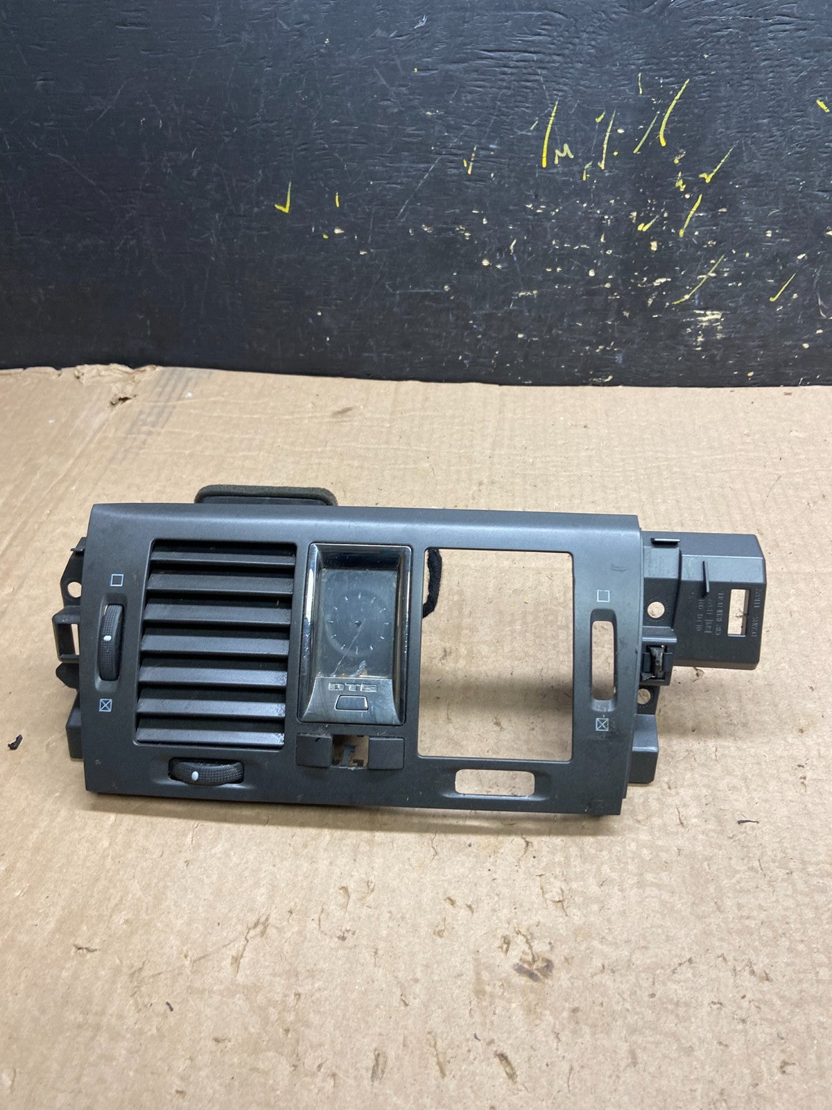 2006 to 2011 Cadillac DTS Dash Center Air Vent Heater Bezel OEM z0248 DG0