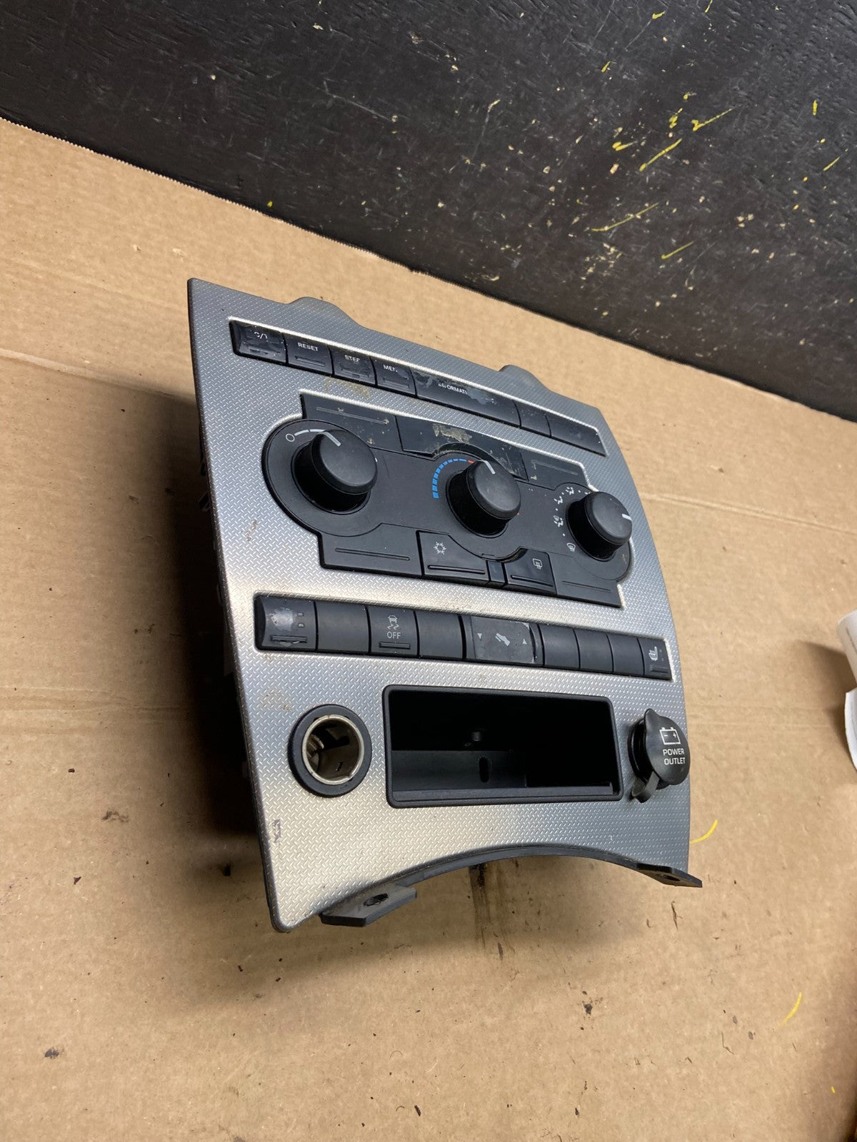 2005 2006 2007 Jeep Commander Grand Cherokee A/C Climate Control Bezel W6505 DG2