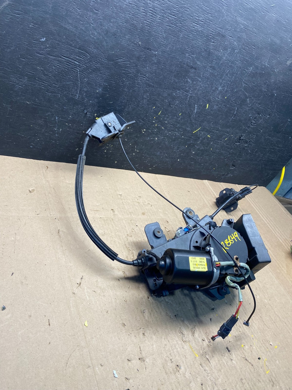 2007-2014 Kia Sedona Left Electric Power Sliding Door Motor Regulator R8849 DG2