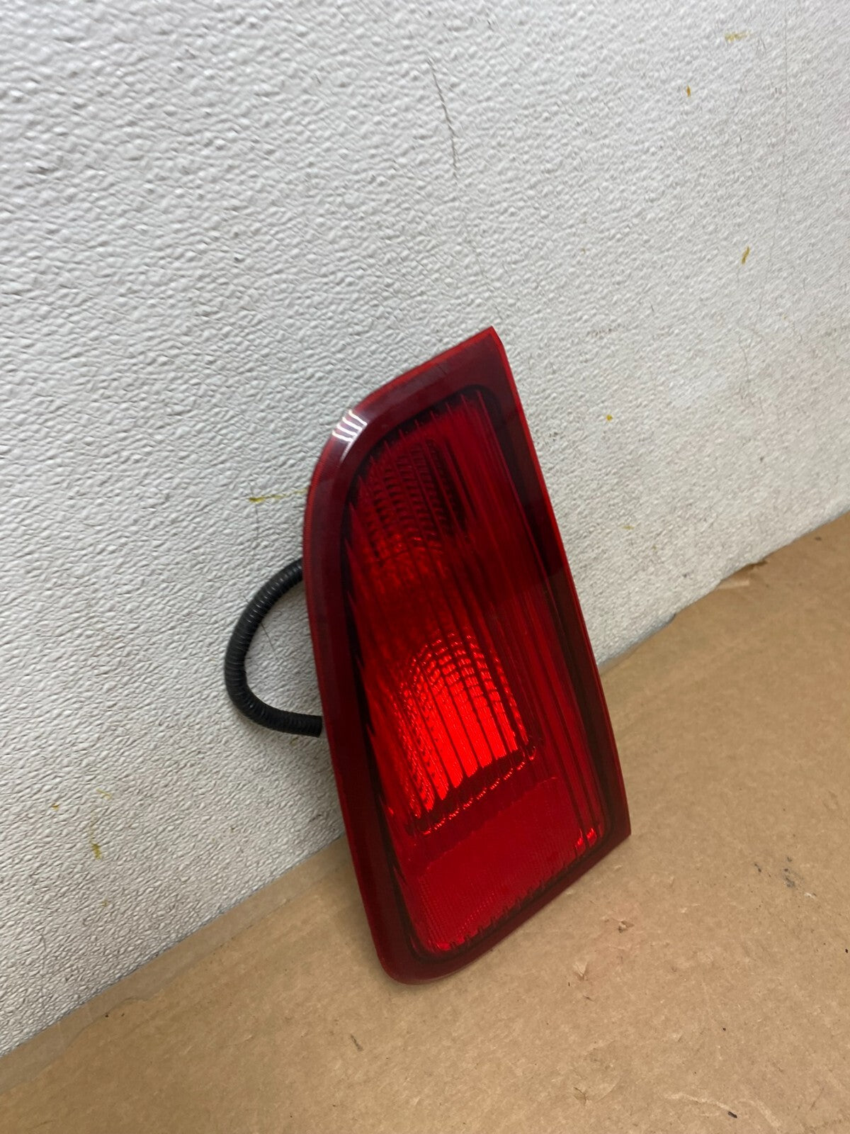 2003-2006 Lincoln Navigator Right Passenger Side Tail Light Inner OEM L2454 DW2