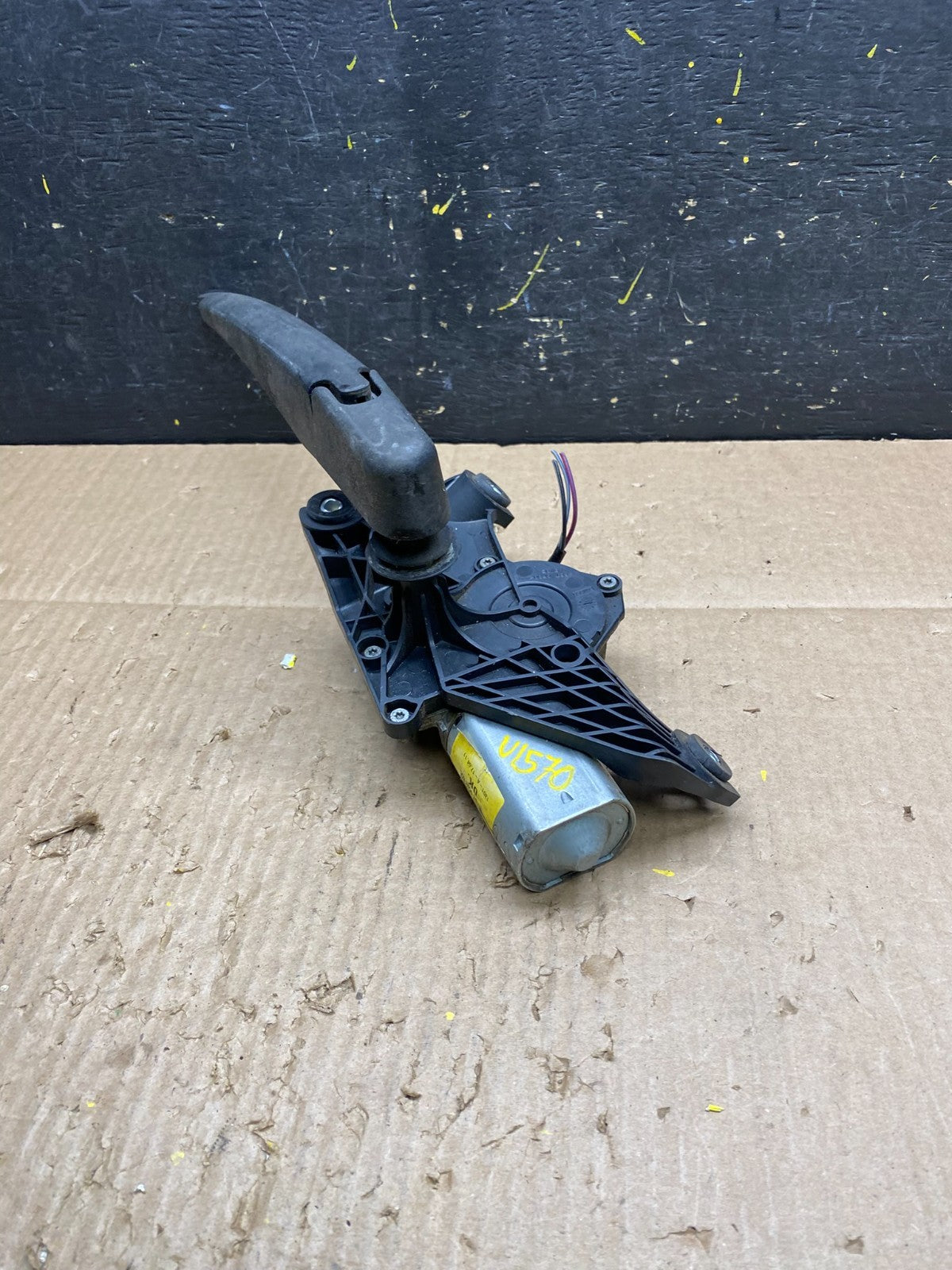 2011 to 2014 Ford Edge Licnoln MKX Rear Windshield Wiper Motor OEM V1570 DG2