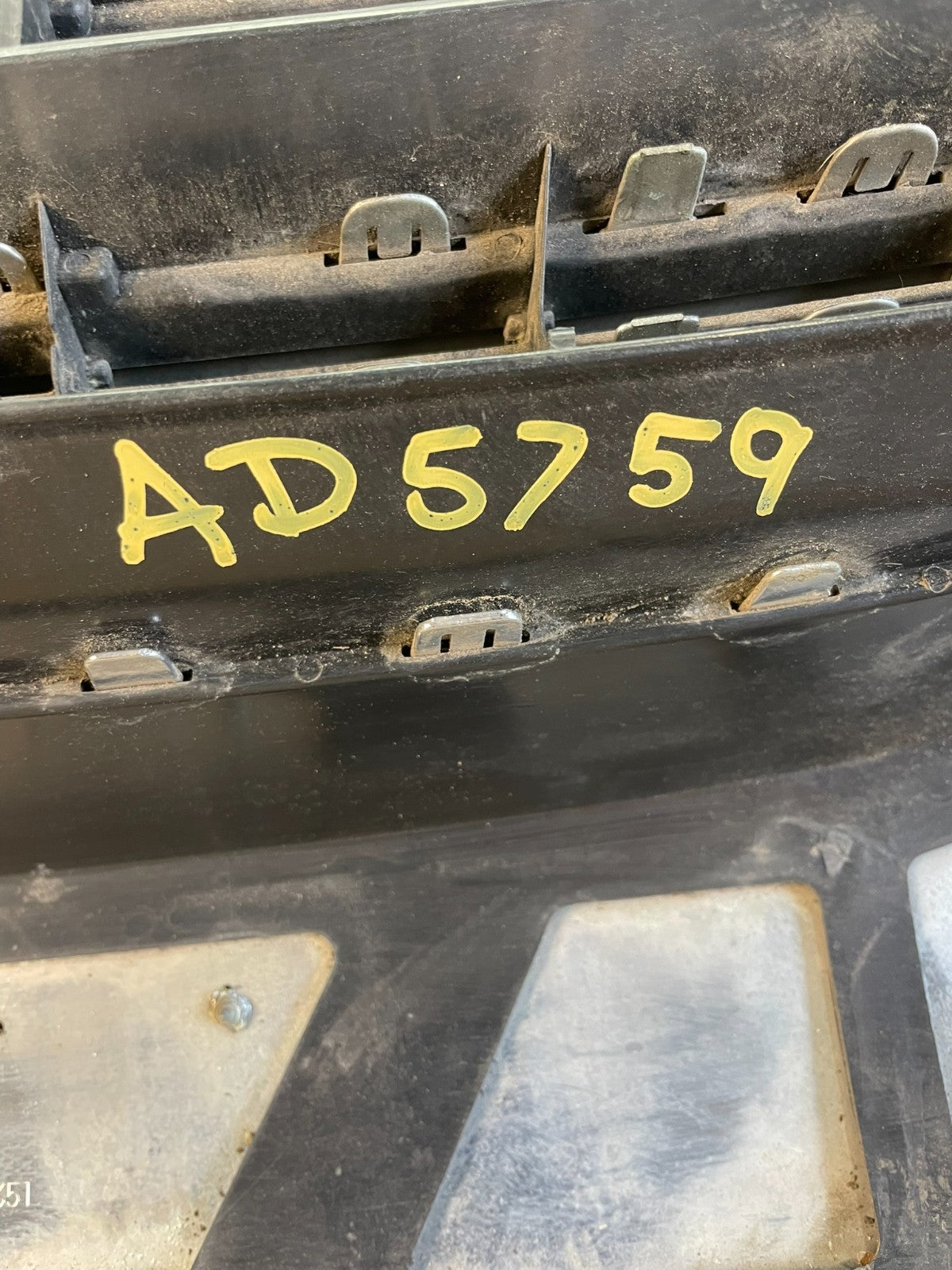 2005-2010 Volkswagen Jetta Front Upper Grille Grill Chrome ad5759 DG5