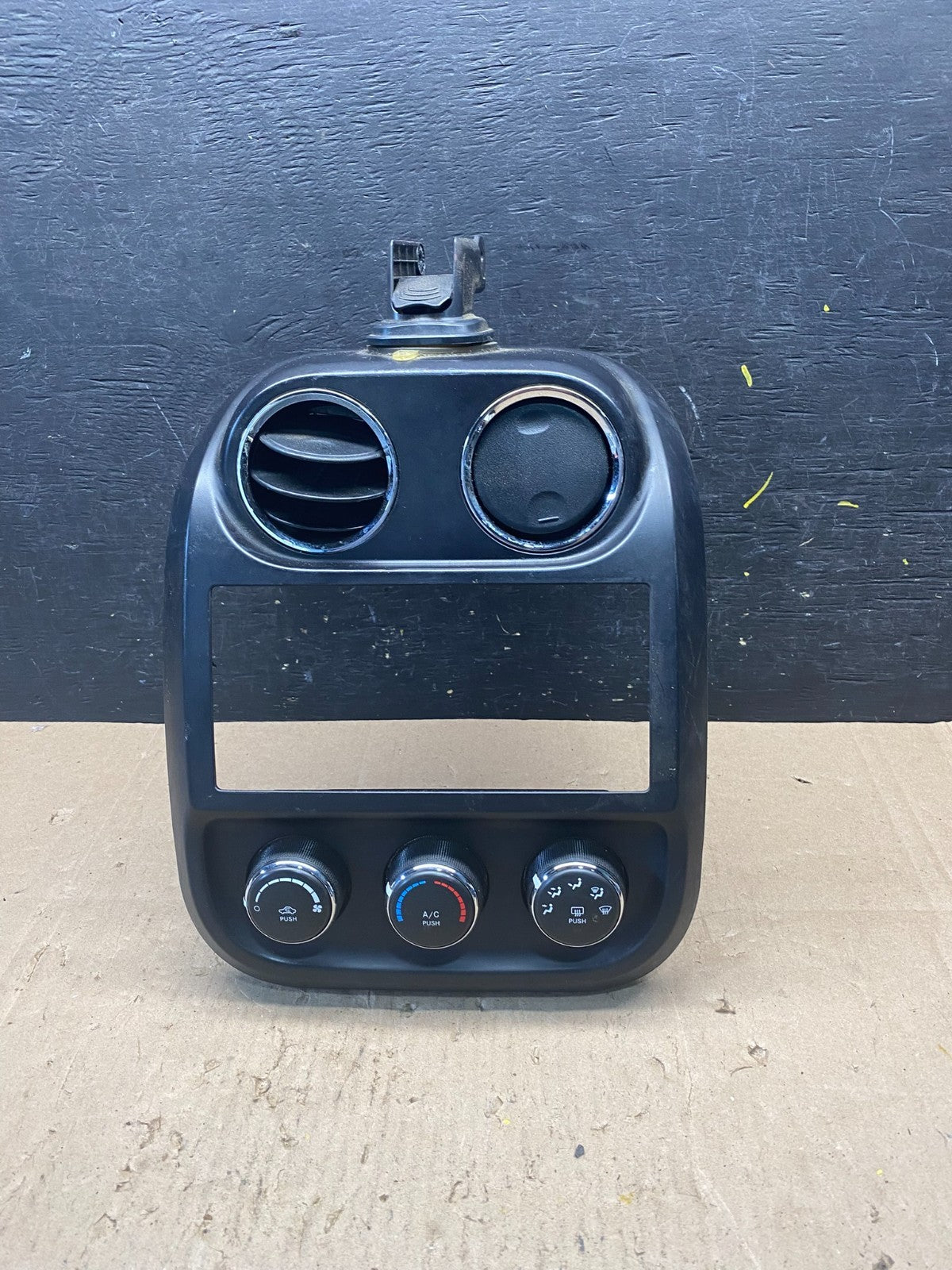 2011 to 2017 Jeep Compass Dash Climate Temperature Control Radio Bezel R8967 DG0