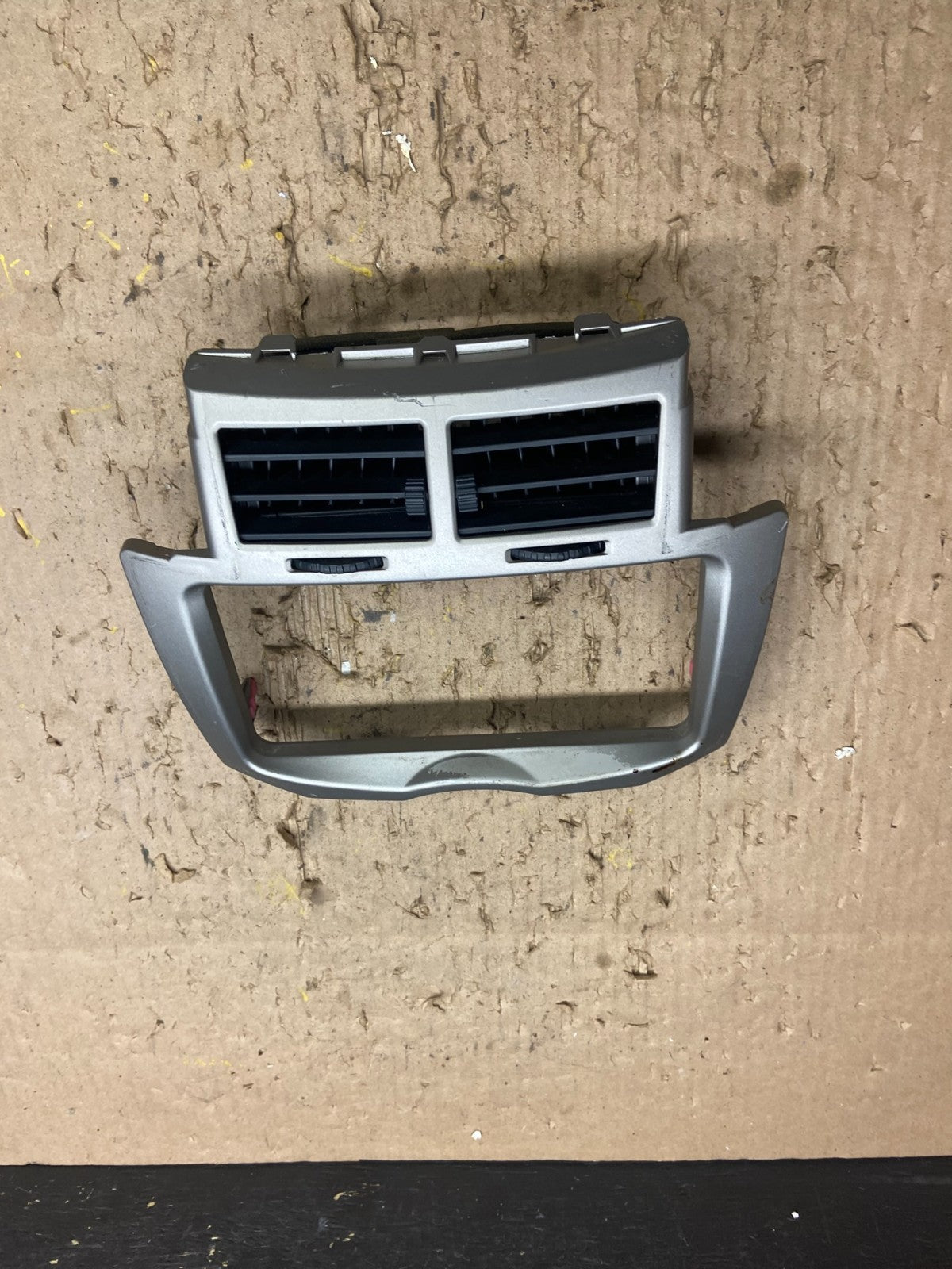 2009 - 2012 Toyota Yaris Radio Stereo CD Player Bezel With Vents T8887 DG0