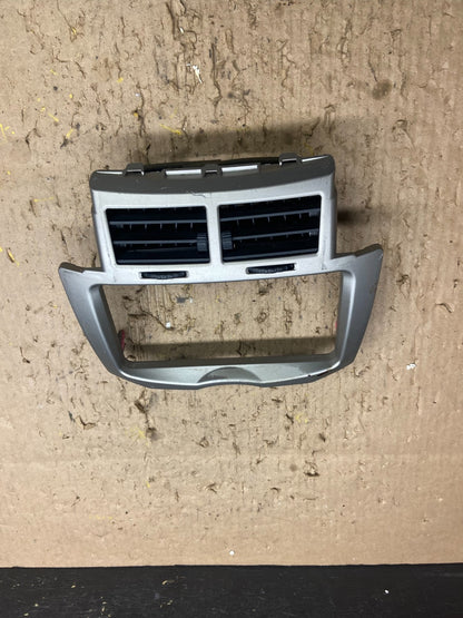 2009 - 2012 Toyota Yaris Radio Stereo CD Player Bezel With Vents T8887 DG0