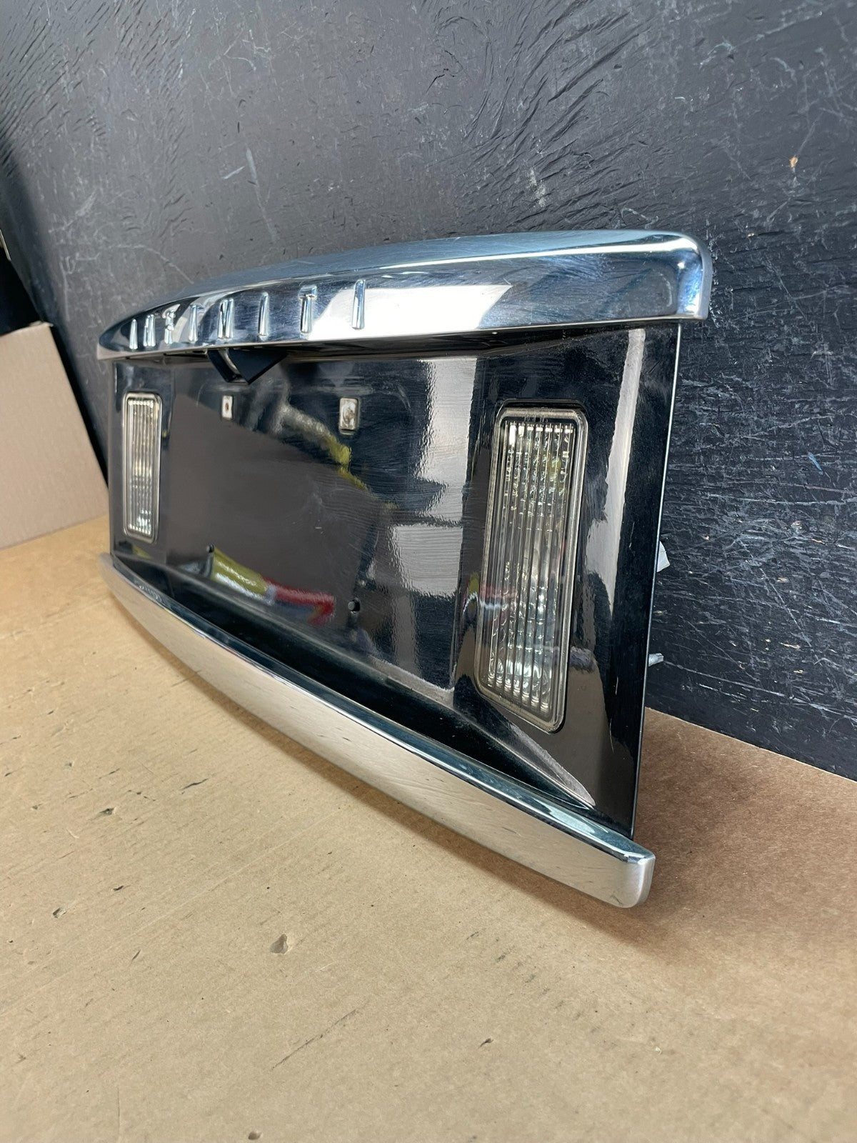 2004 to 2010 Infiniti QX56 License Plate Bracket With Camera AE8426 DW1