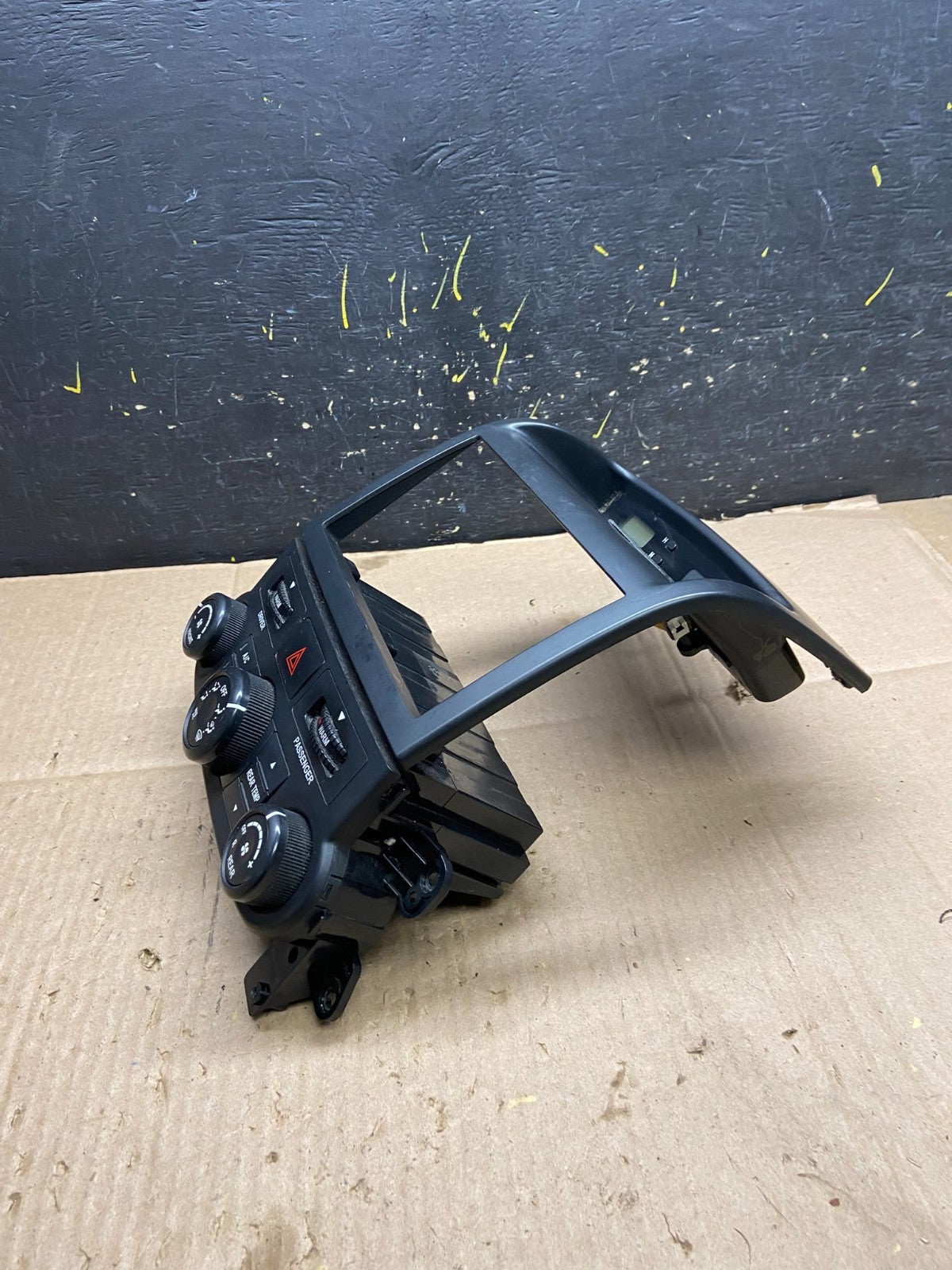 2009-2012 Kia Sedona A/C Heater Climate Control Radio Bezel Trim Y2555 DG2