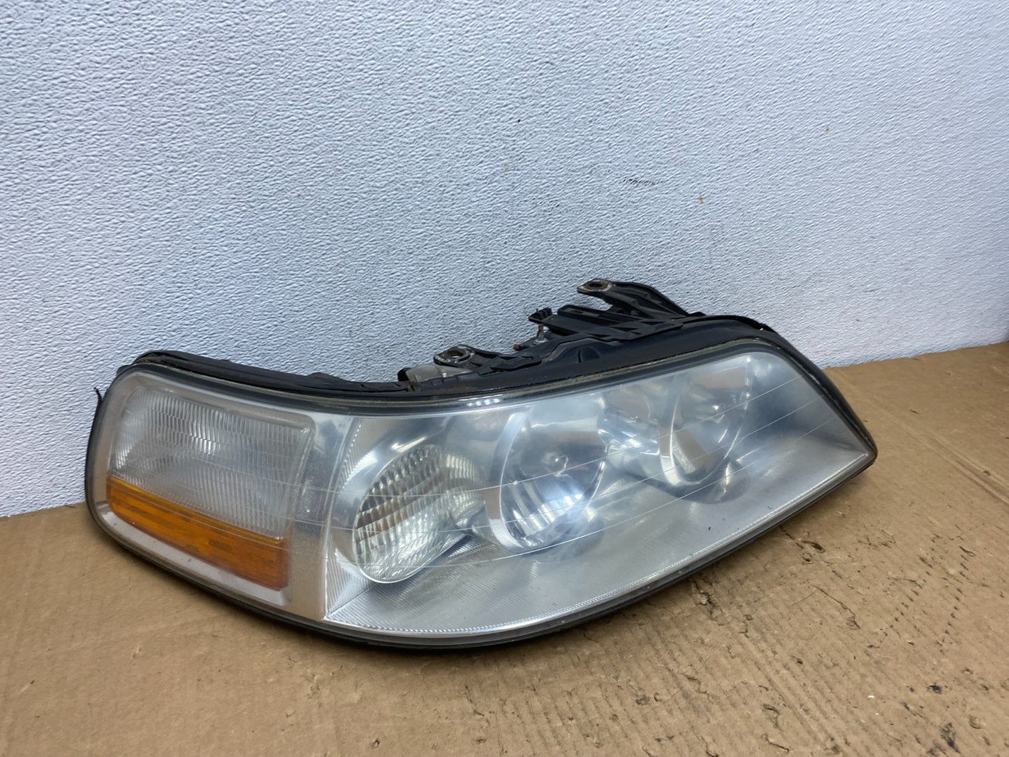 2005 to 2011 Lincoln Town Car Right Passenger Rh Side Headlight AD2395 DW2