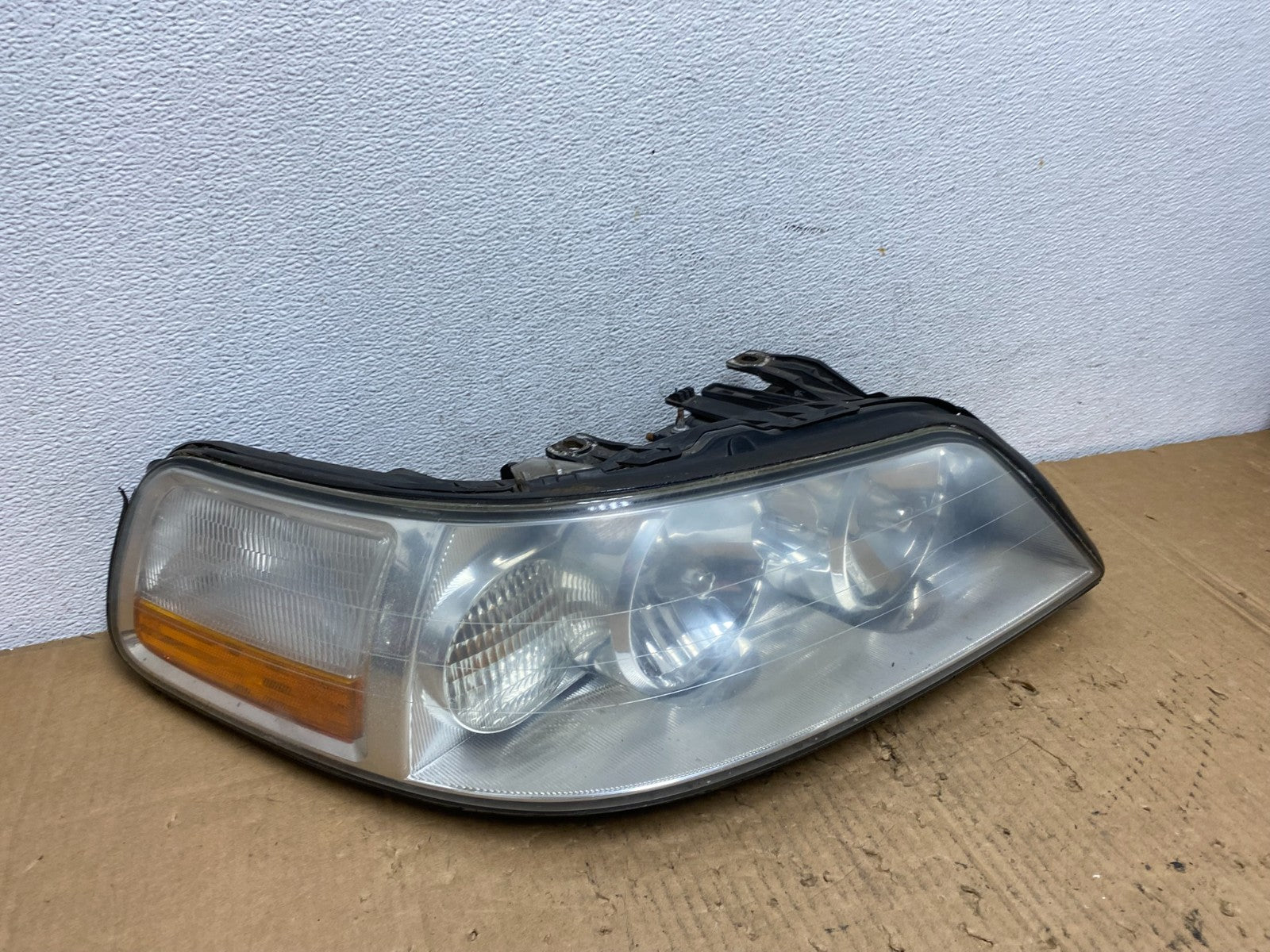 2005 to 2011 Lincoln Town Car Right Passenger Rh Side Headlight AD2395 DW2