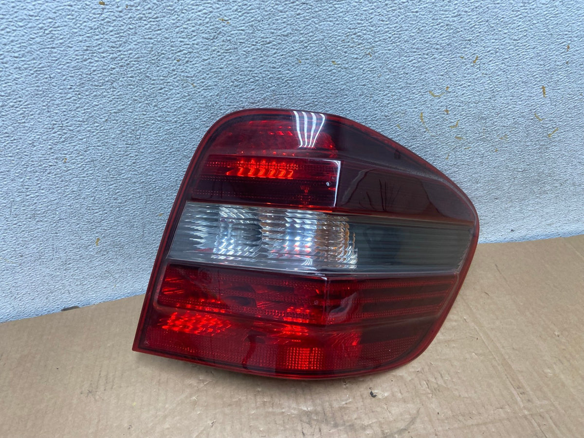 2009 to 2011 Mercedes ML350 ML-Class Right Passenger RH Tail Light AI7032 LK0