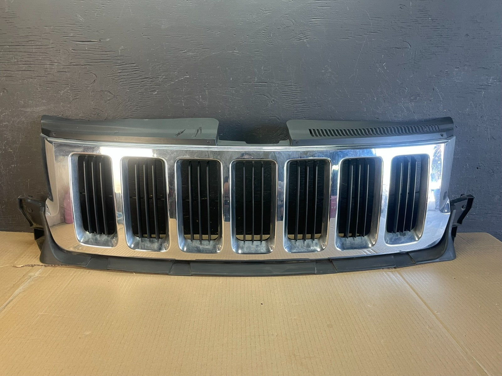2011 to 2013 Jeep Grand Cherokee Front Upper Grill Grille AE3504 DG0